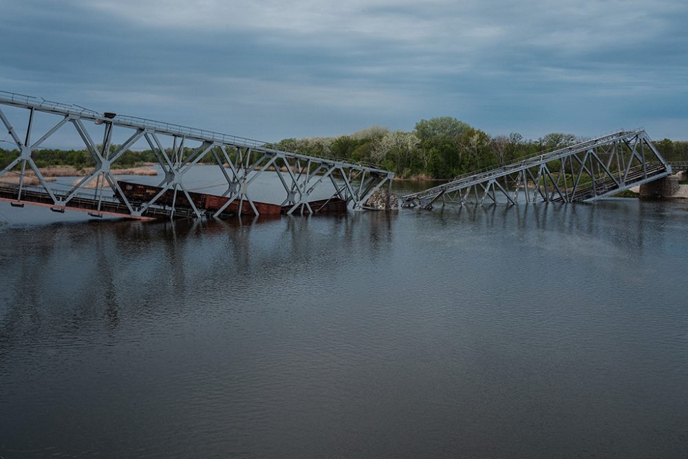 Zerstörte Eisenbahnbrücke über dem Siverskyi Donets im ostukrainischen Raygorodok (Illustrationsbild: Yasuyoshi Chiba/AFP)