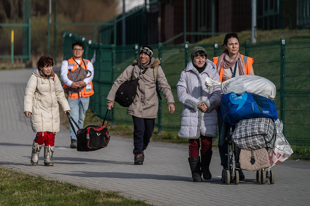 Flüchtlinge aus der Ukraine an der Grenze zu Polen (Bild: Wojtek Radwanski/AFP)