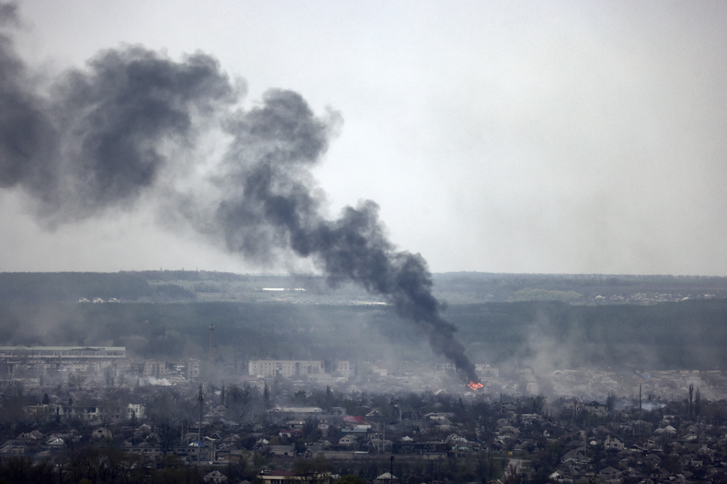 Rauch über der Stadt Rubischne im Osten der Ukraine am Montag (Bild: Ronaldo Schemidt/AFP)