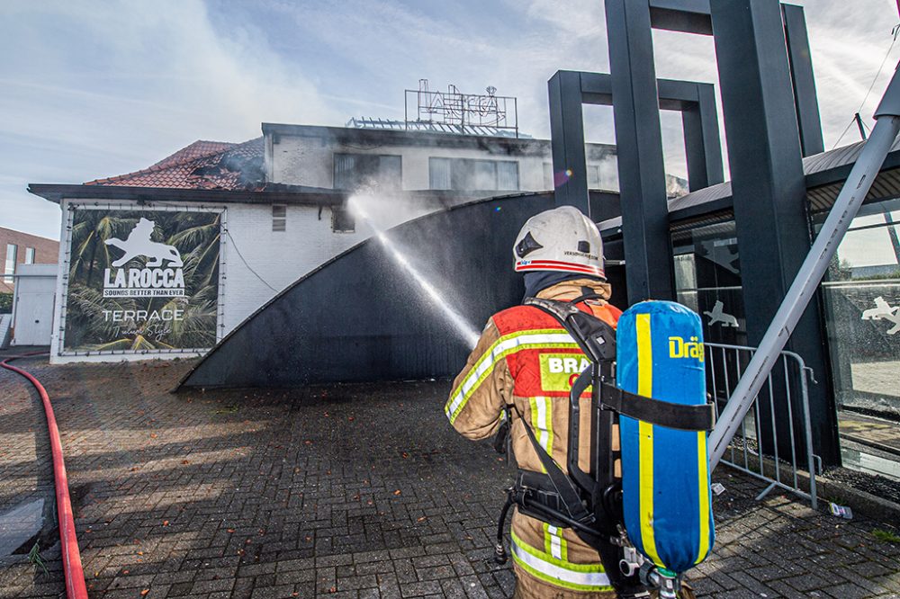 Feuerwehr bringt den Brand im "La Rocca" unter Kontrolle (Bild: Jonas Roosens/Belga)