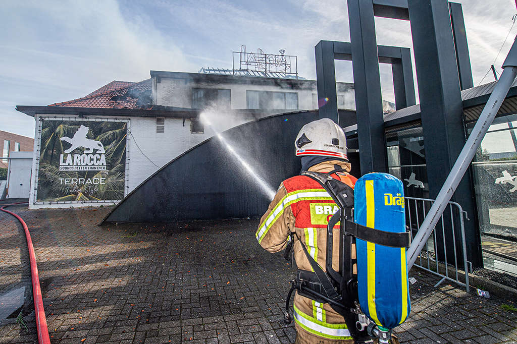 Feuerwehr bringt den Brand im "La Rocca" unter Kontrolle (Bild: Jonas Roosens/Belga)