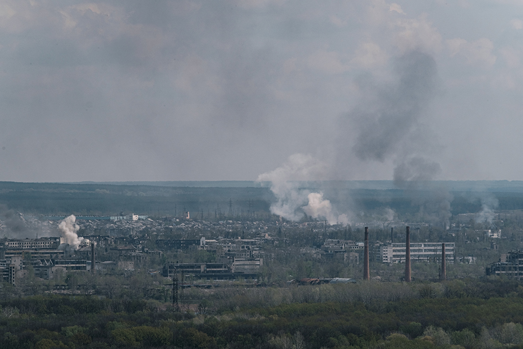 Rauch über der Stadt Rubischne am Samstag (Bild: Yasuyoshi China/AFP)