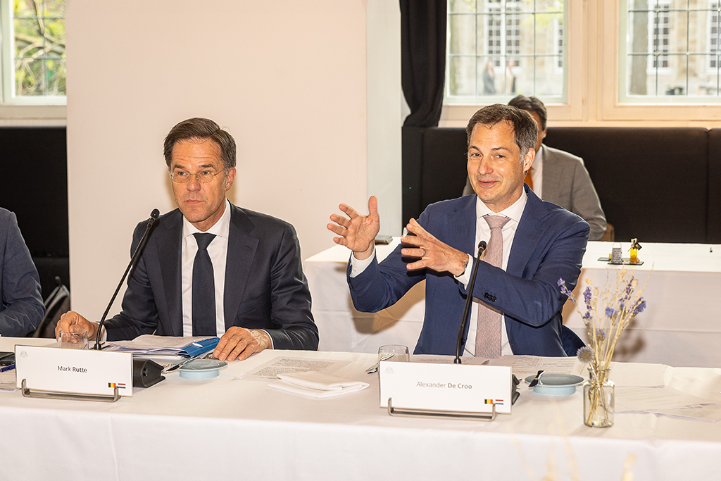 Der niederländische Premier Mark Rutte (li.) zusammen mit dem belgischen Premier Alexander De Croo (Bild: James Arthur Gekiere/Belga)