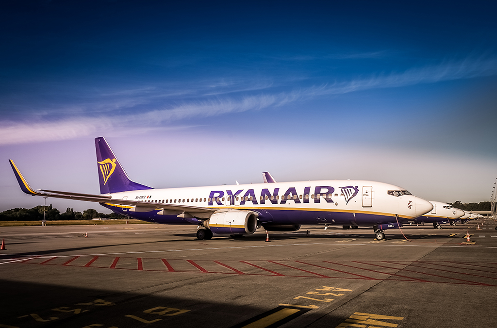 Ryanair-Flugzeug am Flughafen in Charleroi