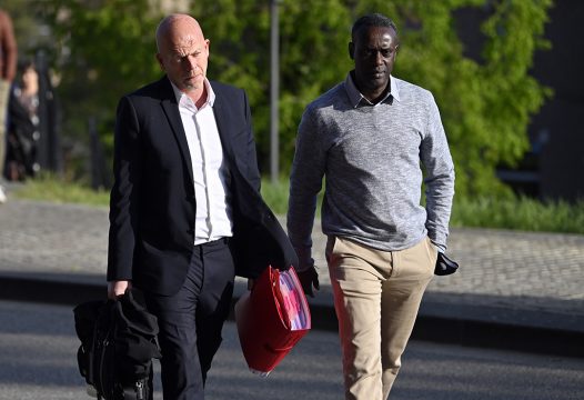 Ousmane Dia, der Vater von Sanda, mit seinem Anwalt Sven Mary (Bild: Eric Lalmand/Belga)