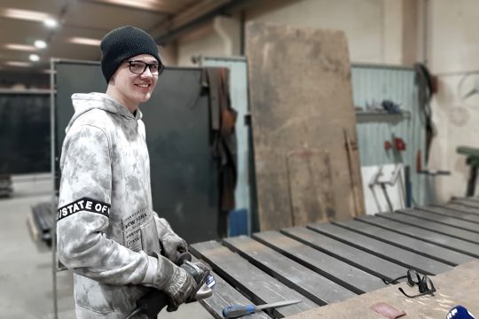 Schweißen, flexen, bohren - Ian Leffin schnuppert diese Woche bei der Achim Belleflamme AG (Bild: Michaela Brück/BRF)