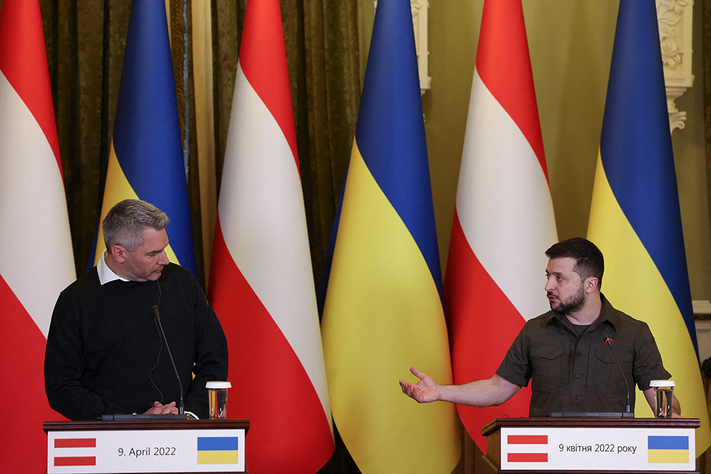 Der ukrainische Präsident Selenskyj (re.) mit dem österreichischen Bundeskanzler Karl Nehammer (Bild: Ronaldo Schemidt/AFP)