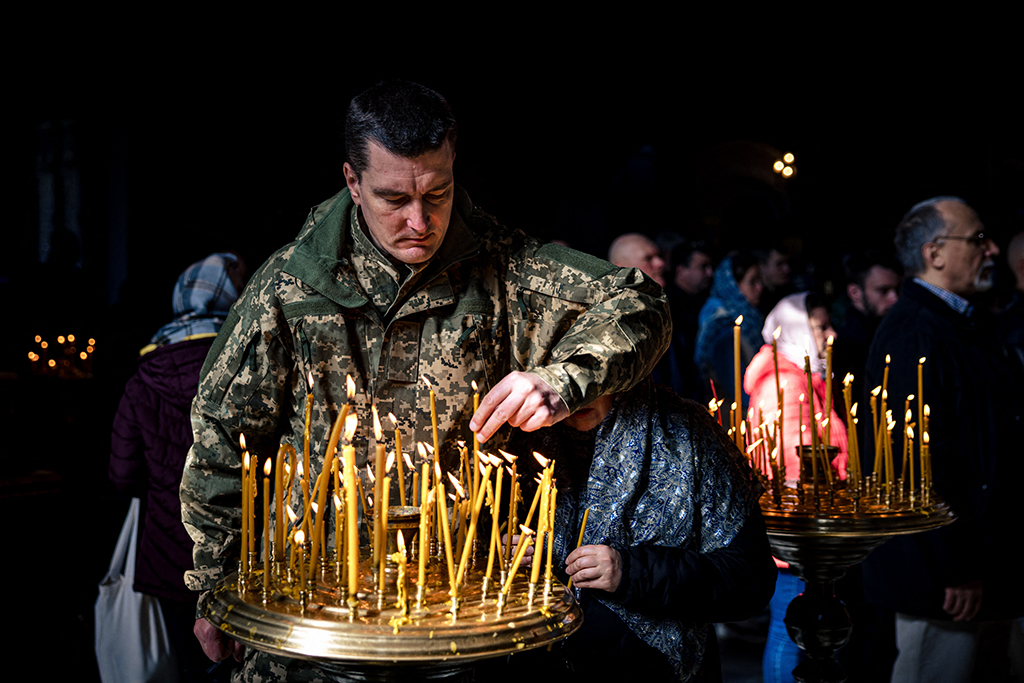 Ukrainischer Soldat bei der Ostermesse (Bild: Dimitar Dilkoff/AFP)