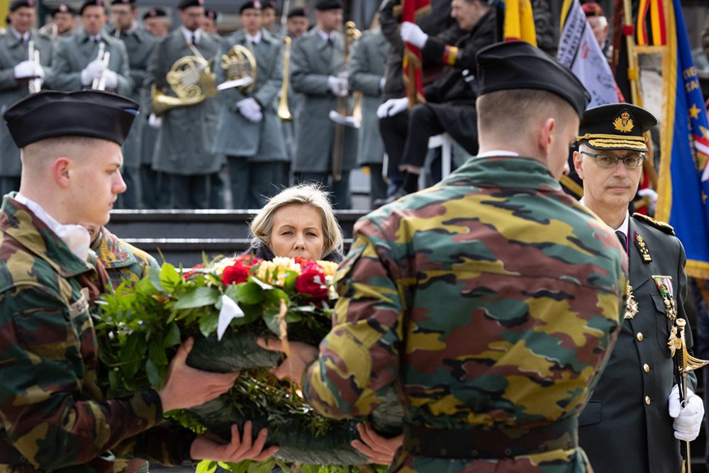 Verteidigungsministerin Ludivine Dedonder bei der Kranzniederlegung zum Gedenken an die getöteten belgischen Soldaten (Bild: Nicolas Maeterlinck/Belga)