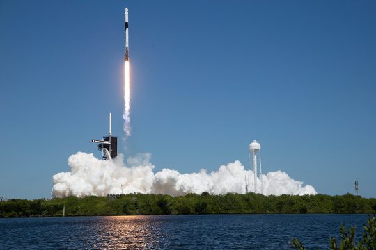 Start der SpaceX Falcon 9-Rakete, die das Dragon-Raumschiff mit den Astronauten an Bord trägt