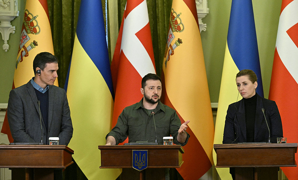 Spaniens MP Pedro Sanchez und die dänische MP Mette Frederiksen mit Wolodymyr Selenskyi (Bild: Genya Savilov/AFP)