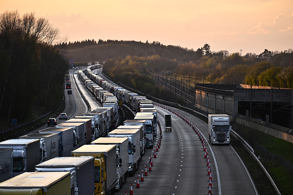 Kilometerlanger Laster-Stau in Großbritannien (Bild: Ben Stansall/AFP)
