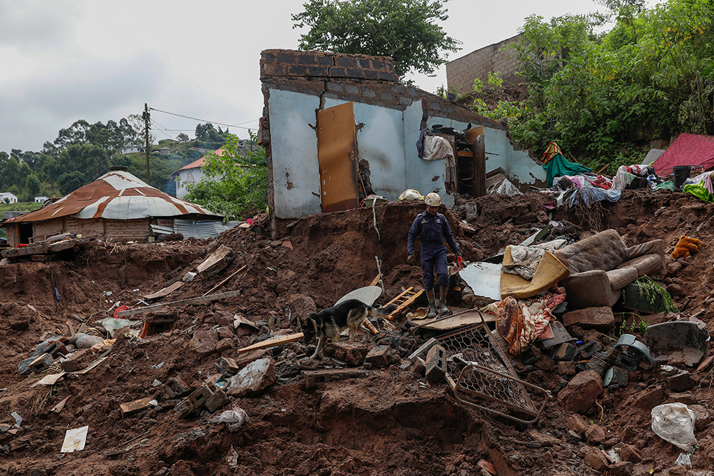 Schwere Überschwemmungen in Südafrika (Bild: Phill Magakoe/AFP)