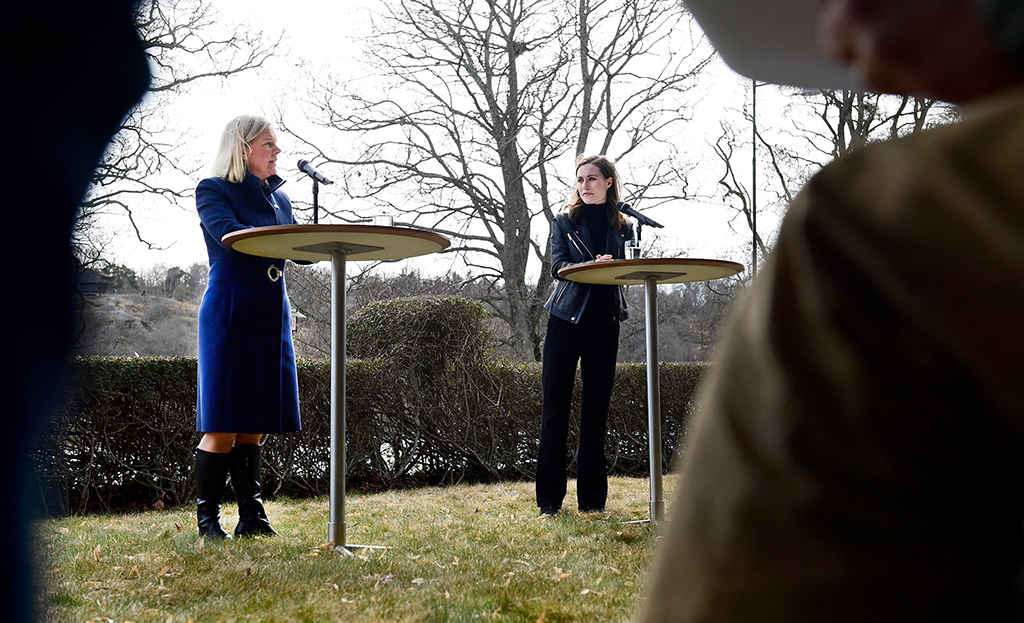 Die Premiers Magdalena Andersson (Schweden) und Sanna Marin (Finnland) am Mittwoch (Bild: Paul Wennerholm/AFP)