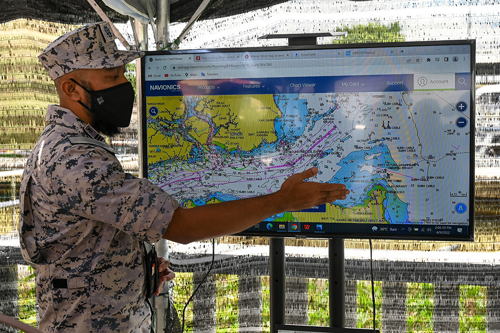 Ein malaysischer Kommandant zeigt das Suchgebiet (Bild: Mohd Rasfan/AFP)