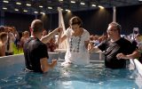 Taufzeremonie bei einem internationalen Kongresse der Zeugen Jehovas in Gent (Bild: Nicolas Maeterlinck/Belga)
