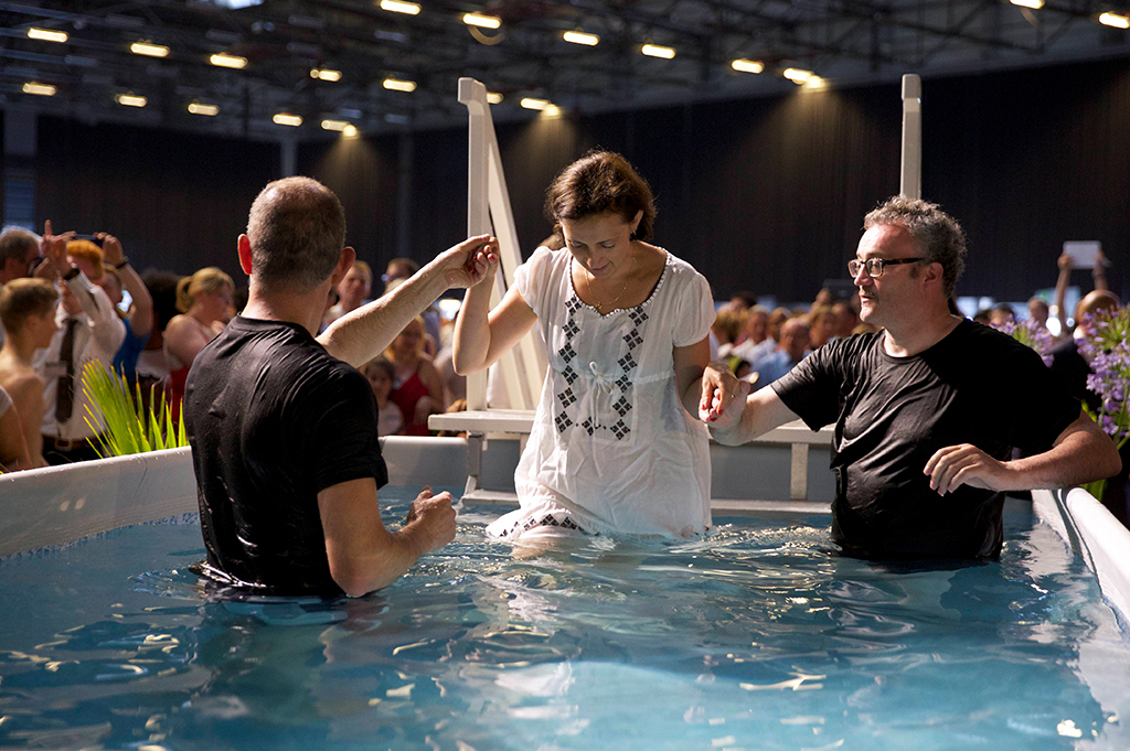 Taufzeremonie bei einem internationalen Kongresse der Zeugen Jehovas in Gent (Bild: Nicolas Maeterlinck/Belga)