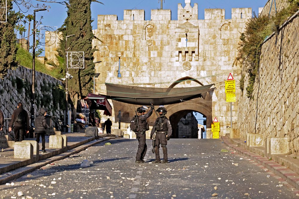 Sicherheitskräfte vor der Al-Aksa-Moschee nach den Zusammenstößen (Bild: Hazem Bader/AFP)