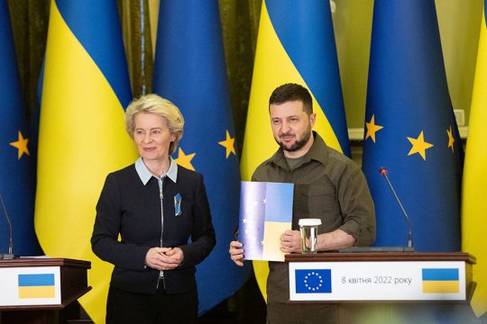 EU-Kommissionspräsidentin Ursula von der Leyen hat dem ukrainischen Präsidenten Wolodymyr Selenskyj einen Fragebogen zu einem möglichen EU-Beitritt überreicht (Bild: Stringer/Ukrainian Presidential Press Service/AFP)