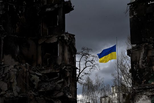 Ukrainische Flagge weht zwischen zerstörten Gebäuden in Borodjanka in der Region Kiew