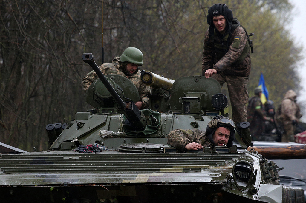 Ukrainische Soldaten in der Region Charkiw am Sonntag (Bild: Anatoli Stepanov/AFP)