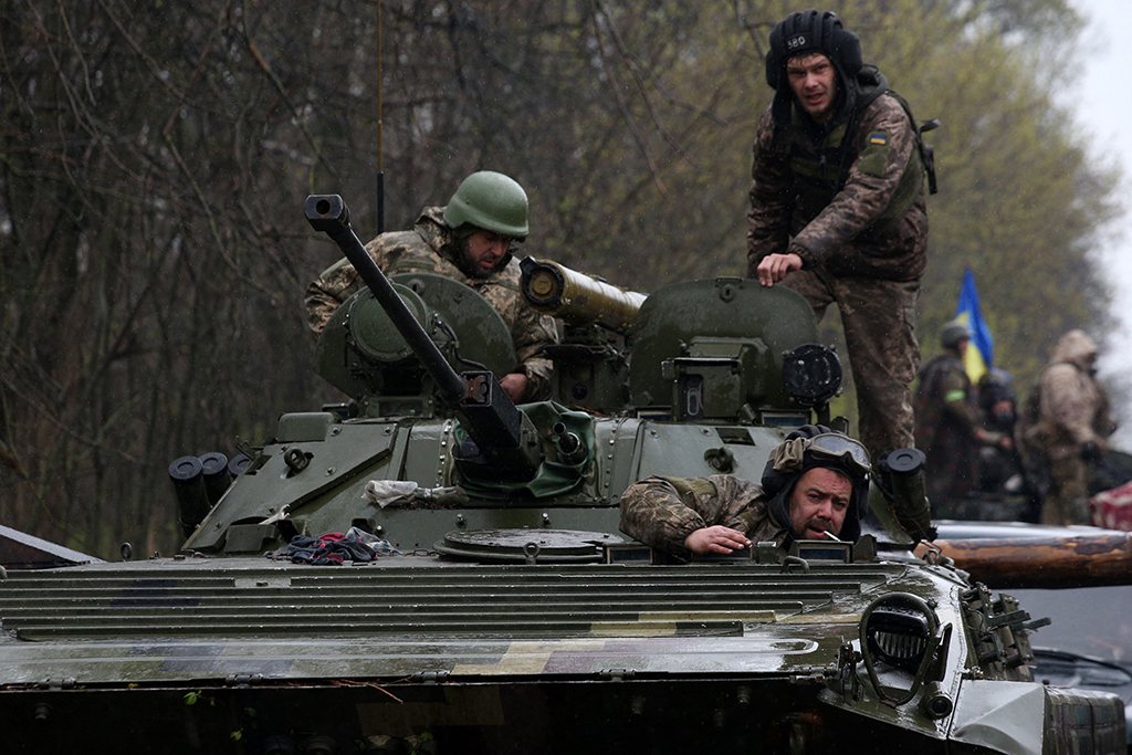 Ukrainische Soldaten in der Region Izyum nahe der Großstadt Charkiw (Bild: Anatolii Stepanov/AFP)