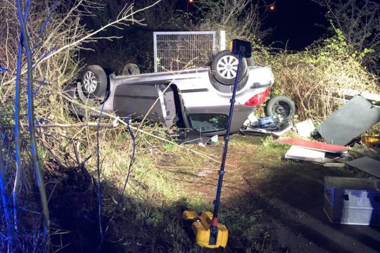 Bei dem Unfall in der Dürwißer Straße in Eschweiler landete das Auto auf dem Dach (Bild: Polizei Aachen)