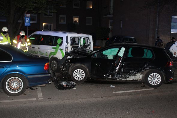 Drei Menschen sind bei dem Unfall auf der Trierer Straße in Aachen leicht verletzt worden (Bild: Polizei Aachen)