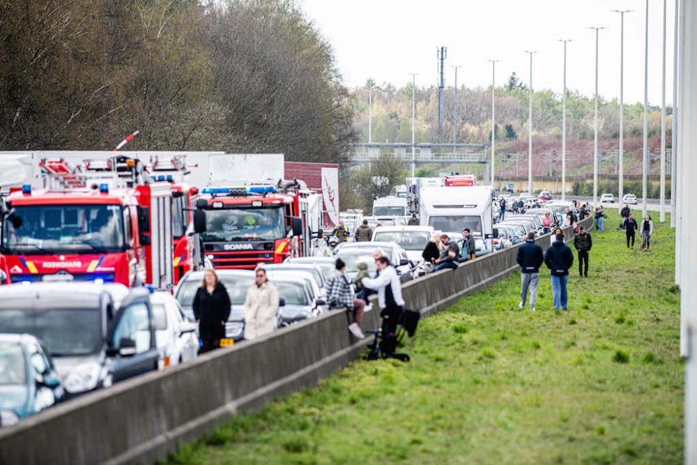 Stau nach dem Busunglück auf der E19 (Bild: Jonas Roosens/Belga)