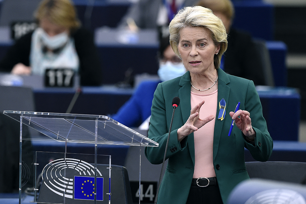 EU-Kommissionspräsidentin Ursula von der Leyen im Europaparlament in Straßburg (Bild: Frederick Florin/AFP)
