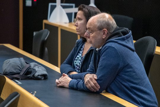 Die Angeklagten Sylvia Boigelot und Christian Van Eyken im Gerichtssaal in Mons (Bild: Nicolas Maeterlinck/Belga)
