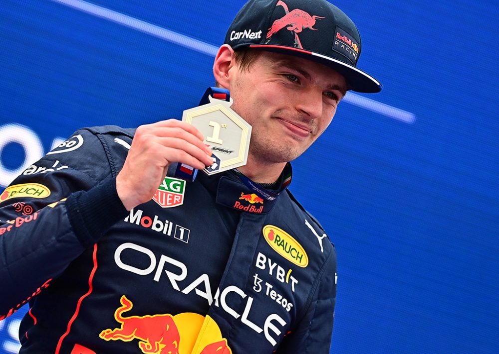 Max Verstappen mit der Medaille für Platz eins (Bild: Andrej Isakovic/AFP)