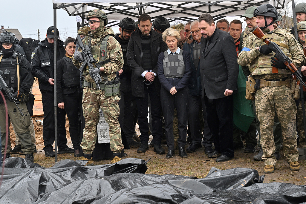 EU-Kommissionspräsidentin Ursula von der Leyen an einem Massengrab im Ort Butscha, an ihrer Seite sind der slowakische Premierminister Heger und der Hohe Vertreter der EU für Außen- und Sicherheitspolitik, Borrell (Bild: Sergei Supinsky/AFP)