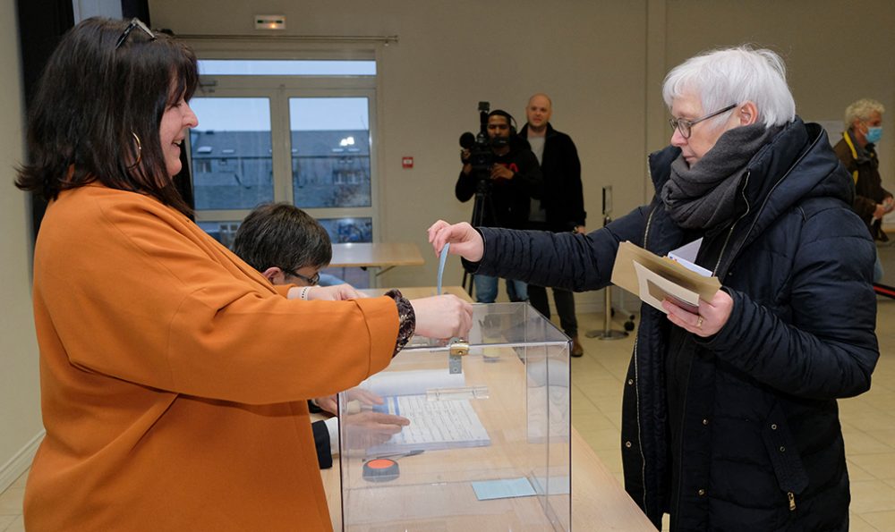 Wahllokal im Rathaus von Saint-Pierre (Bild: Jean-Christophe L'Espagnol/AFP)