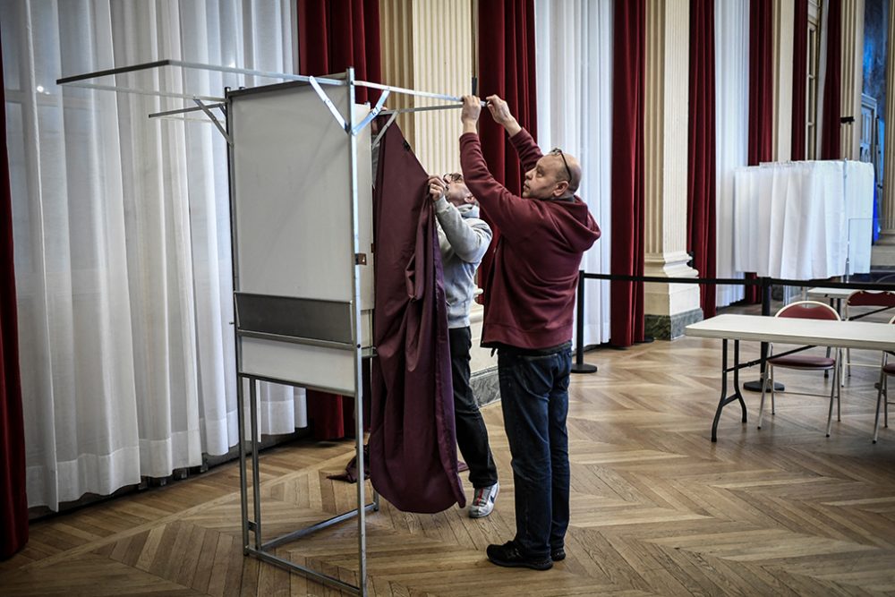 In Paris laufen noch die letzten Vorbereitungen für die Wahl (Bild: Stephane de Sakutin/AFP)