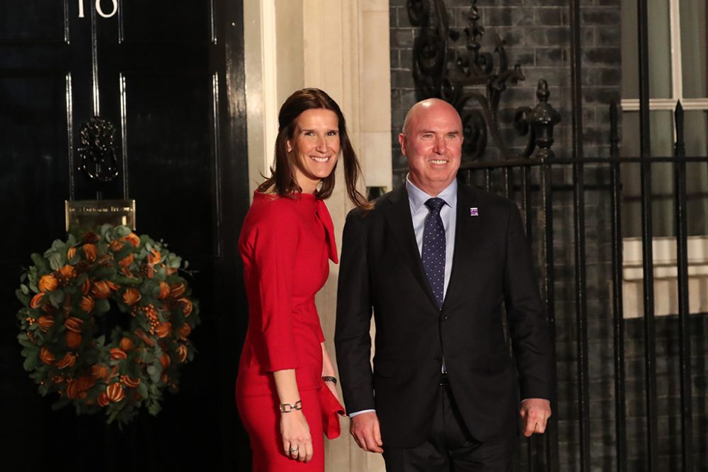 Sophie Wilmès mit ihrem Ehemann Christopher Stone bei einem Besuch in London im Jahr 2019 (Archivbild: Benoit Doppagne/Belga)