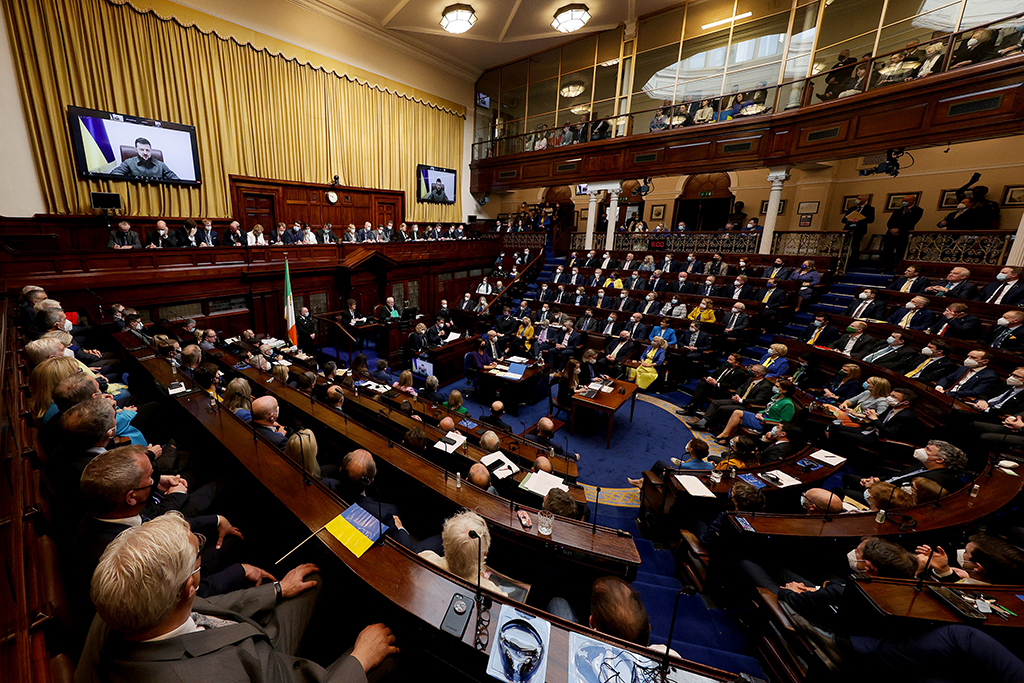 Der ukrainische Präsident Selenskyj spricht mittels Videoschalte im irischen Parlament (Bild: AFP Photo/Houses Of The Oireachtas)