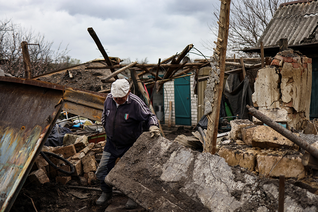 Ein Mann begutachtet die Überreste seines Hauses in der Region von Luhansk (Bild: Ronaldo Schemidt/AFP)