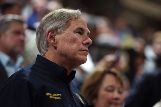 Greg Abbott bei einer Mahnwache am Mittwoch in Uvalde (Bild: AFP)