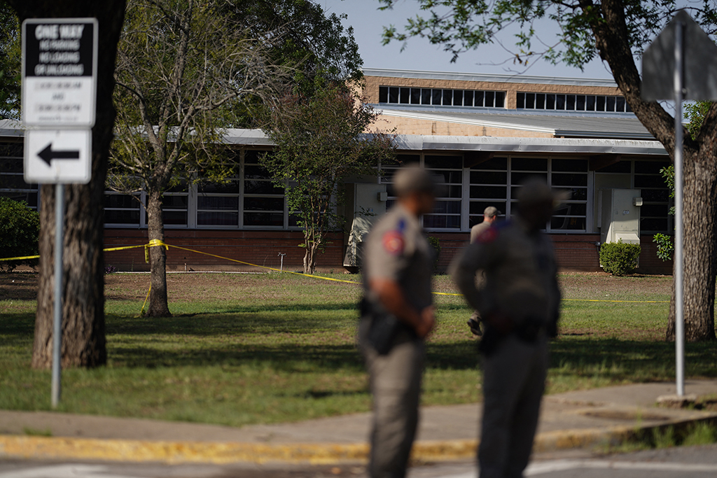Polizisten vor der Robb Elementary School in Uvalde, Texas, wo sich die Bluttat ereignet hat (Bild: Allison Dinner/AFP)