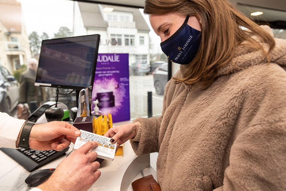 Die Maskenpflicht in Apotheken bleibt bestehen (Bild: James Arthur Gekiere/Belga)