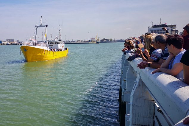 Boot mit der Urne von Arno fährt in Ostende an den Menschen vorbei (Bild: Linde Walters/Belga)