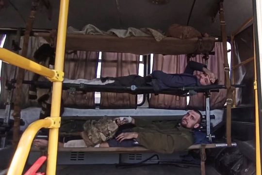 Das russische Verteidigungsministerium veröffentlichte Fotos und Videos, die die Evakuierung von ukrainischen Soldaten aus dem Asow-Stahlwerk am 17. Mai zeigen sollen (Bild: AFP Photo/Russian Defence Ministry/Handout)