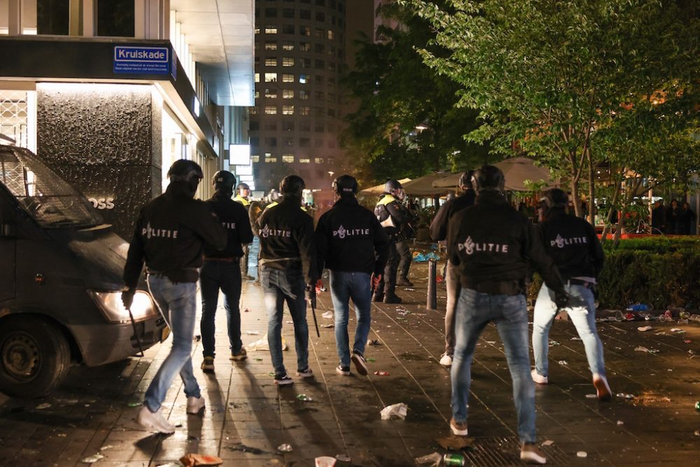 Rotterdam: Ausschreitungen in Rotterdam nach Feyenoord-Niederlage im Finale (Bild: Marco van der Caaij / ANP / AFP)