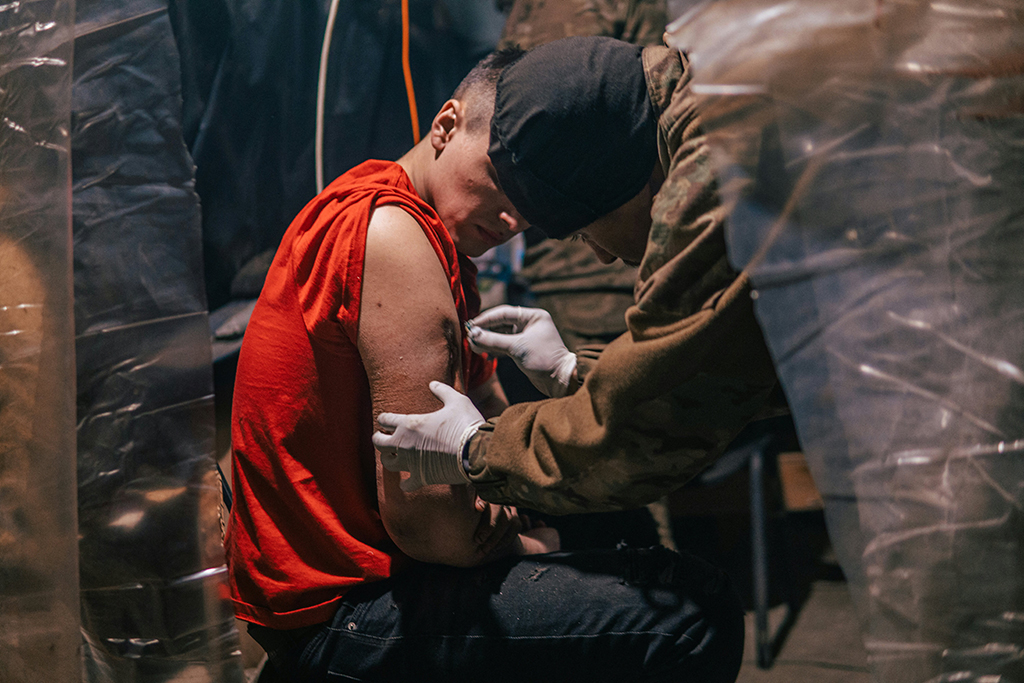 Verletzter Soldat wird im Asow-Stahlwerk behandelt - 10. Mai (Bild: Dmytro 'Orest' Kozatskyi/Azov Special Forces Regiment of the Ukrainian National Guard Press Office/AFP)