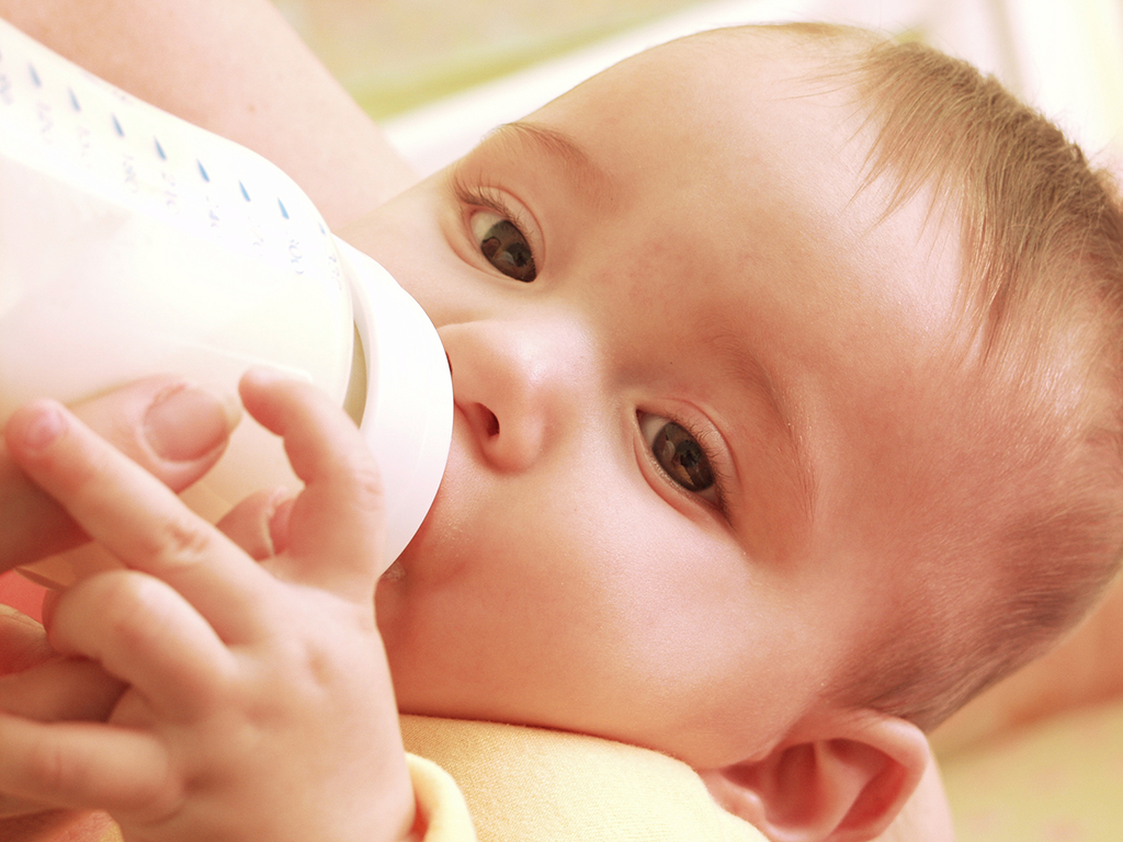 Baby mit Flasche