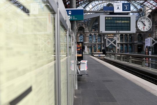 Menschenleer: Der Bahnhof von Antwerpen am Dienstag (Bild: Dirk Waem/Belga)