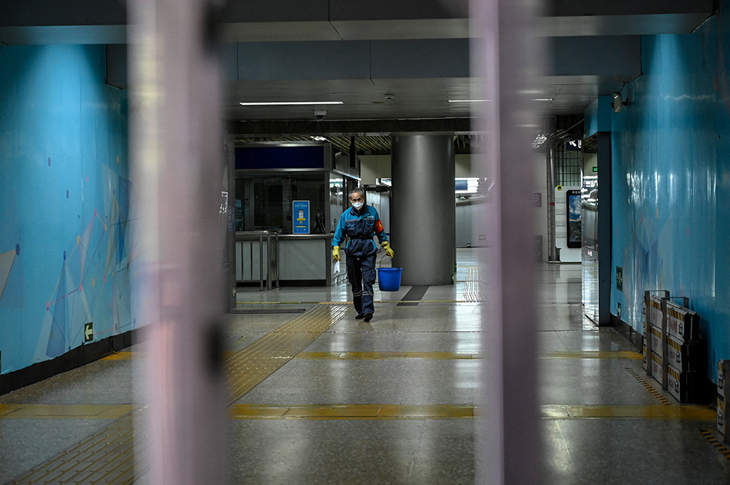 Reinigungskraft in einer geschlossenen U-Bahn-Station in Peking (Bild: Jade Gao/AFP)