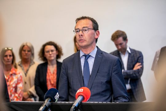 Wouter Beke stand seit Langem wegen diversen Dossiers in der Kritik, darunter der Handhabung der Corona-Krise, den Wartezeiten bei der Gesundheitsversorgung und zuletzt wegen des Todes eines Kleinkindes in einer Kindertagesstätte (Bild: Hatim Kaghat/Belga)