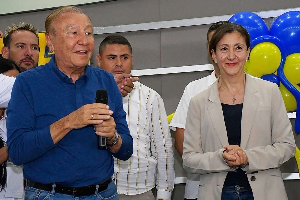 Rodolfo Hernandez und Ingrid Betancourt bei der Pressekonferenz in Barranquilla am Freitag (Bild: Jeison Gutierrez/AFP)